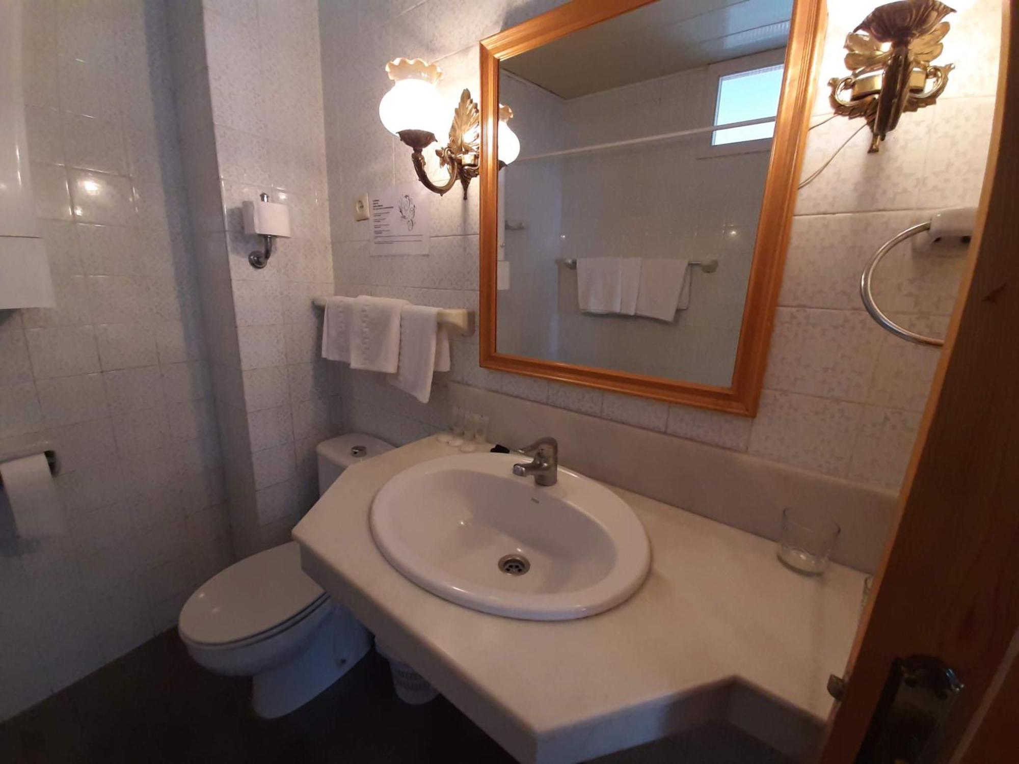 Hotel Buenavista เอสเตโปนา ห้อง รูปภาพ Bathroom in a hotel