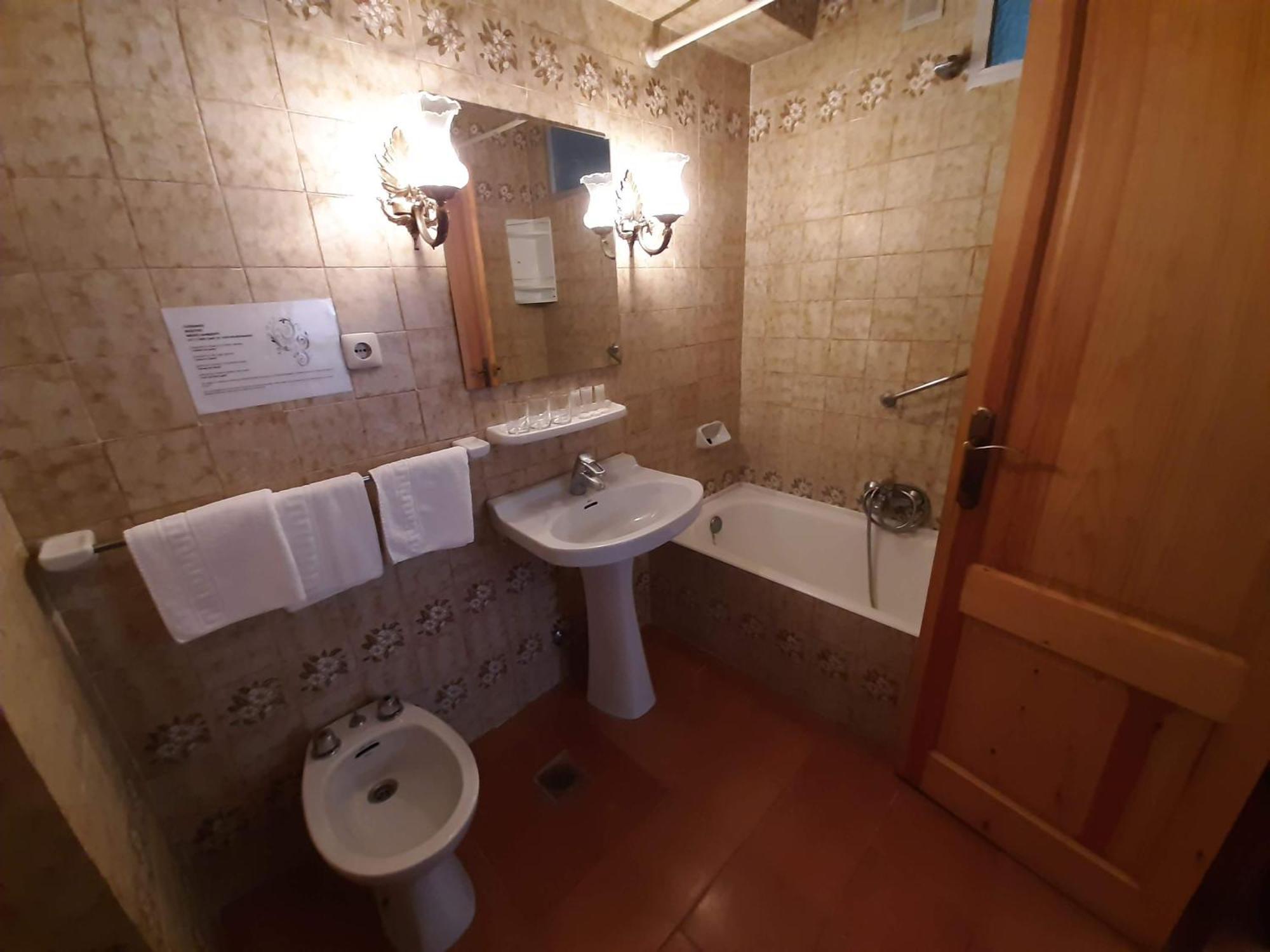 Hotel Buenavista เอสเตโปนา ห้อง รูปภาพ Bathroom in a hotel