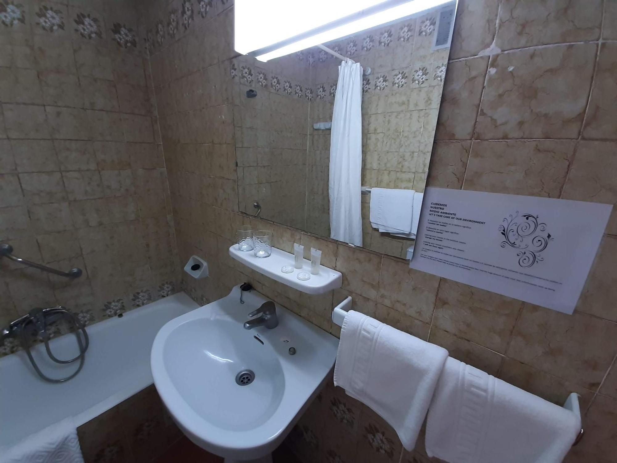 Hotel Buenavista เอสเตโปนา ห้อง รูปภาพ Bathroom in a hotel