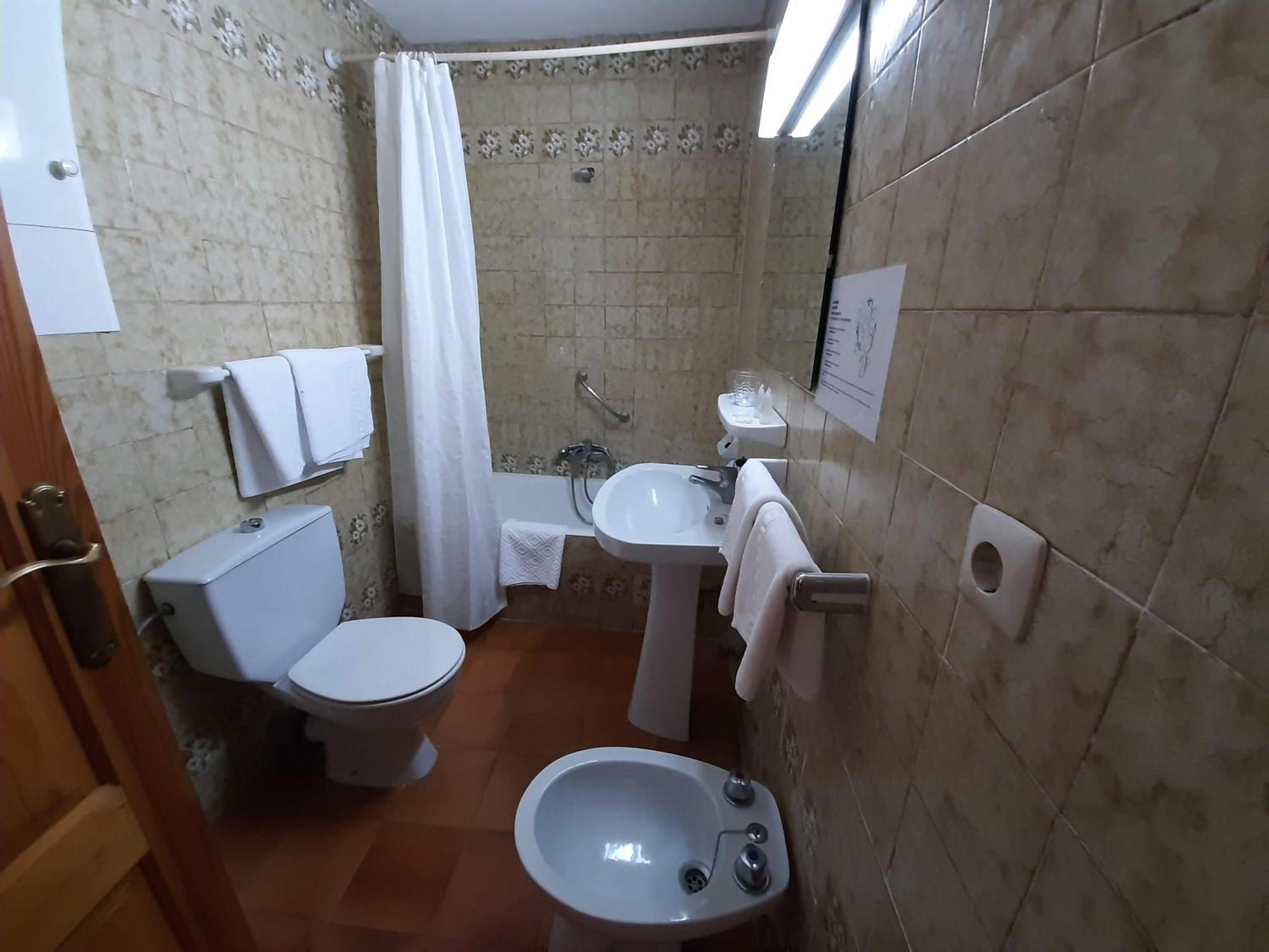 Hotel Buenavista เอสเตโปนา ห้อง รูปภาพ Bathroom with shower curtain